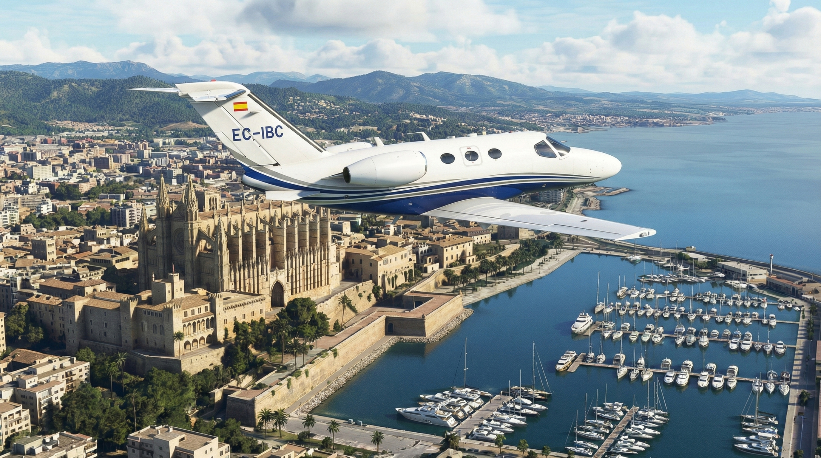 Cessna Citation Mustang Jet privé survolant le port de la ville de Palma de Mallorca