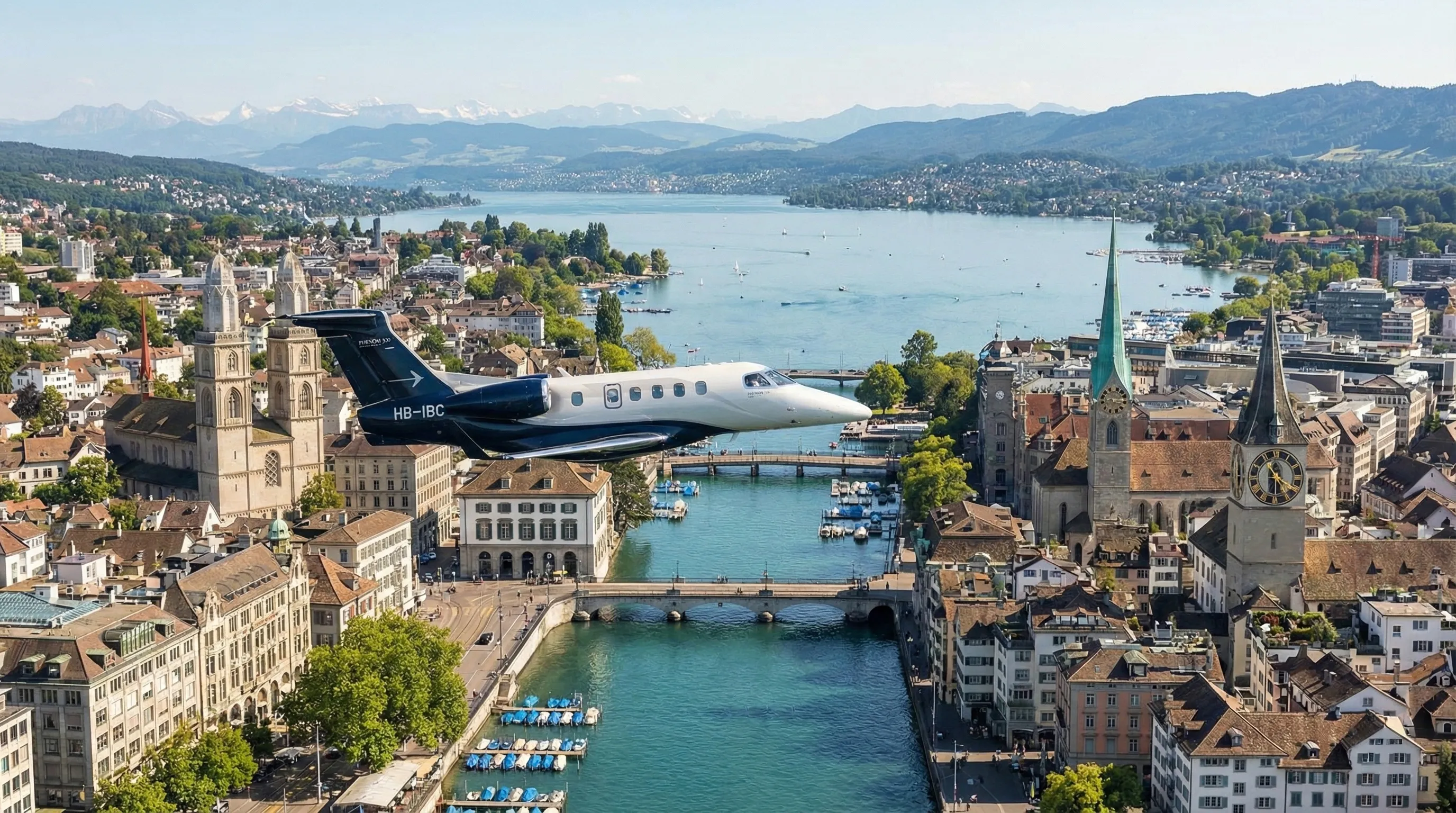 Jet Privé de type Embraer Phenom 300 survolant la magnifique ville de Zurich
